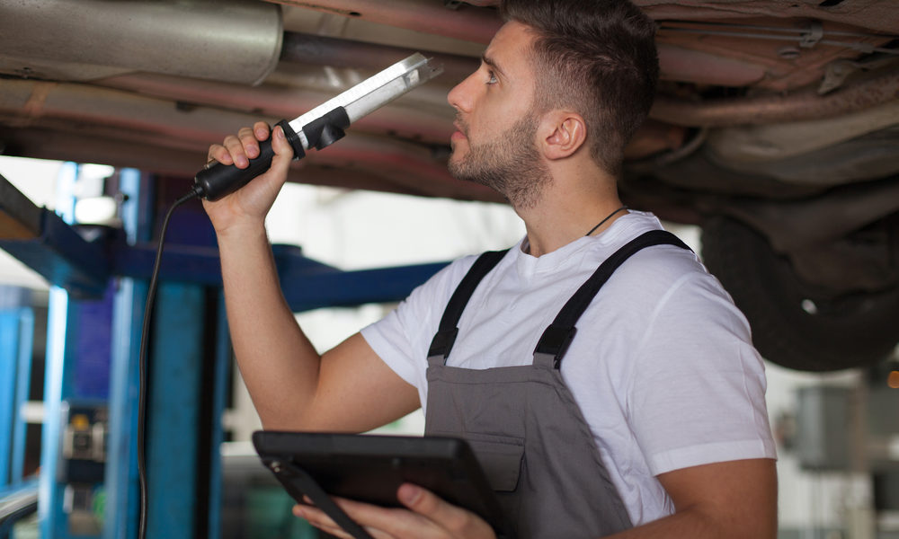 inspection d'un technicien pour vendre sa voiture sans contrôle technique