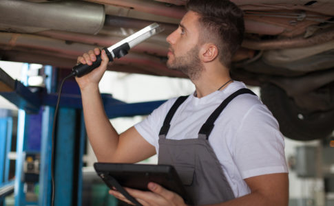 inspection d'un technicien pour vendre sa voiture sans contrôle technique