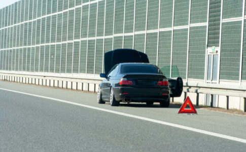 voiture en panne sur l'autoroute