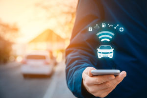 Application de voiture connectée sur smartphone, concept de véhicule intelligent 