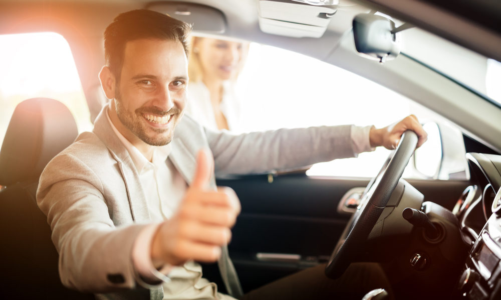 un homme heureux avec les conseils de mieux vendre sa voiture d'occasion