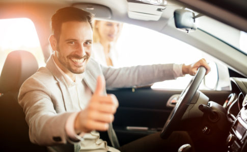 un homme heureux avec les conseils de mieux vendre sa voiture d'occasion